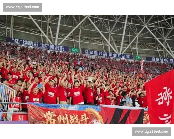 苏超争议一幕！泰州 5 号恶意踹人染红，裁判判罚引球迷集体声讨