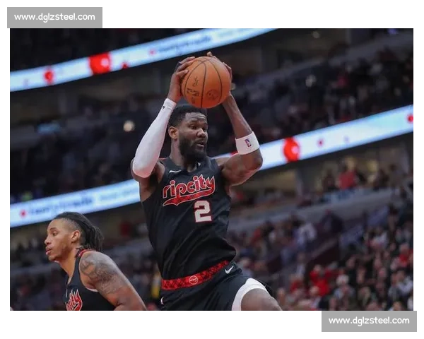 艾顿开拓者生涯：场均 15+10 高效两双却遭买断，内线支柱为何成重建牺牲品？