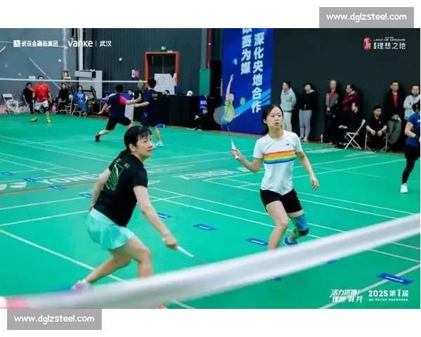 主场优势明显！羽毛球俱乐部主场观众助威团，为选手加油！